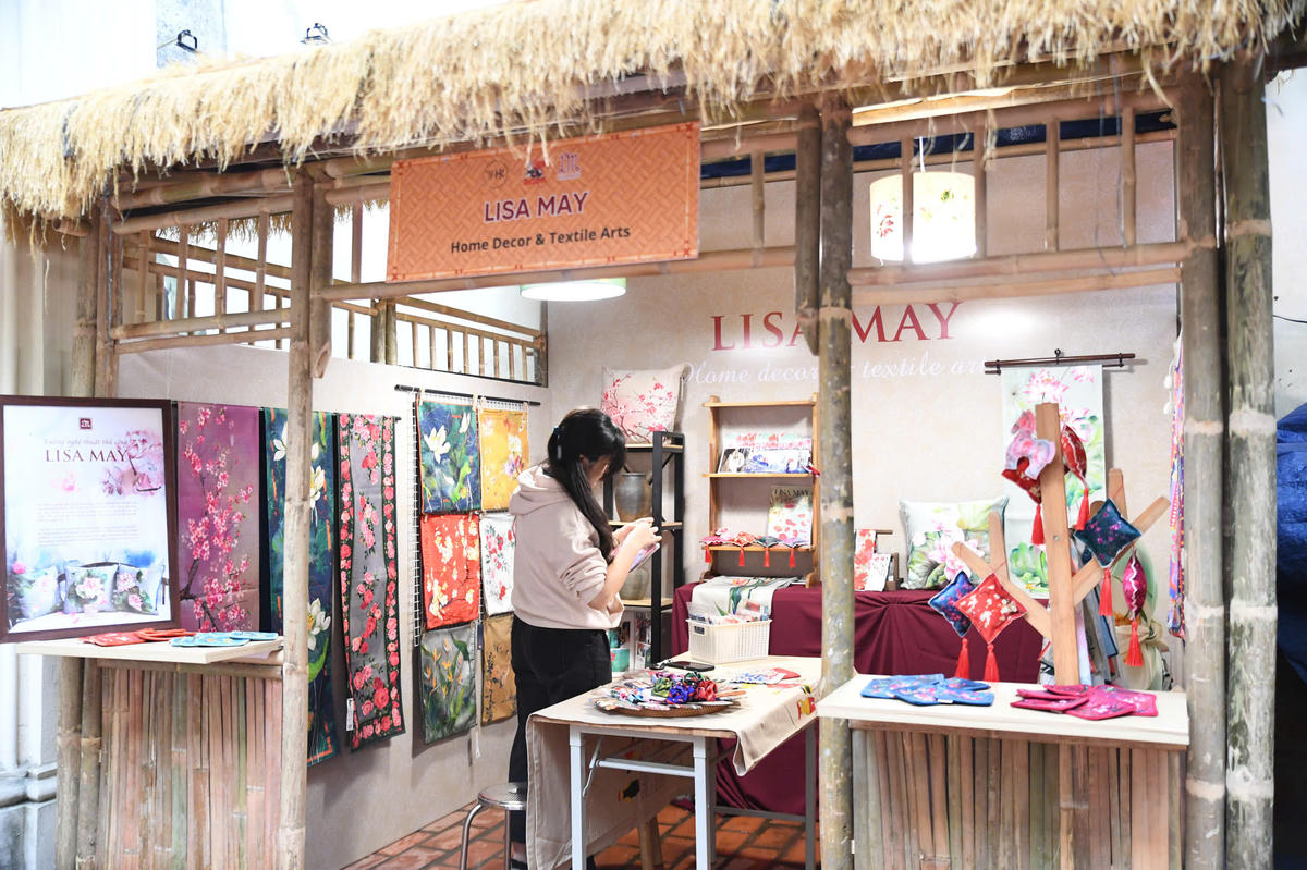 Tại không gian di sản&nbsp;Trung tâm Văn hóa Nghệ thuật cũng có nhiều&nbsp;gian hàng thủ công, sản phẩm làng nghề. Ảnh: Phạm Sỹ.