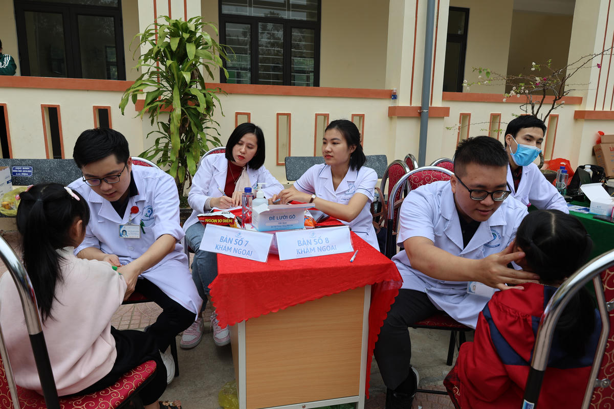 Thăm khám miễn phí cho gần 1.000 trẻ em ở xã miền núi Thanh Hoá