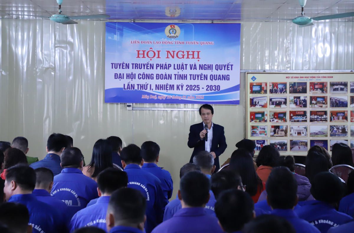 Cán bộ, người lao động chăm chú lắng nghe các nội dung tuyên truyền pháp luật, phòng chống ma túy những vấn đề gắn trực tiếp với môi trường lao động khai thác khoáng sản. Ảnh: N.Q