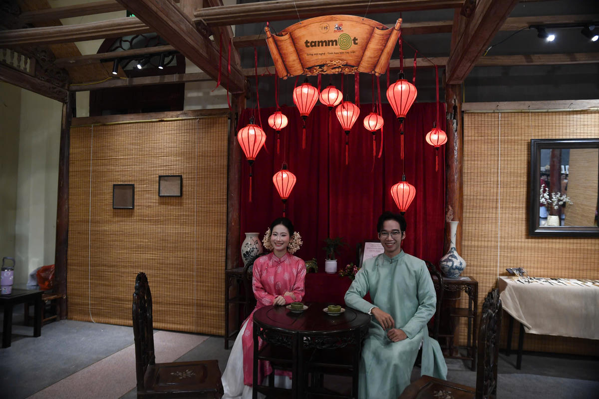 Chương trình “Tết Việt – Tết Phố” 2026 đã trở thành điểm hẹn thu hút đông đảo bạn trẻ, với nhiều góc check-in được thiết kế sinh động, mang đậm sắc màu văn hóa truyền thống. Ảnh: Phạm Sỹ.. 