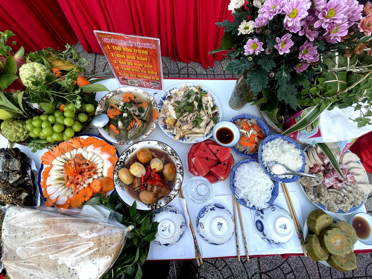 Chương trình “Chung vị tết Việt, gắn kết muôn miền” tặng 500 phần quà tại Vĩnh Long