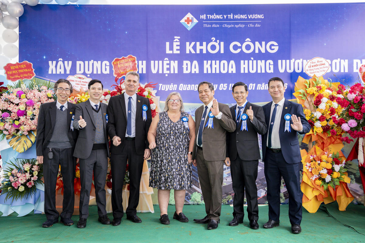 Các đại biểu chụp ảnh lưu niệm. Ảnh: Tùng Duy