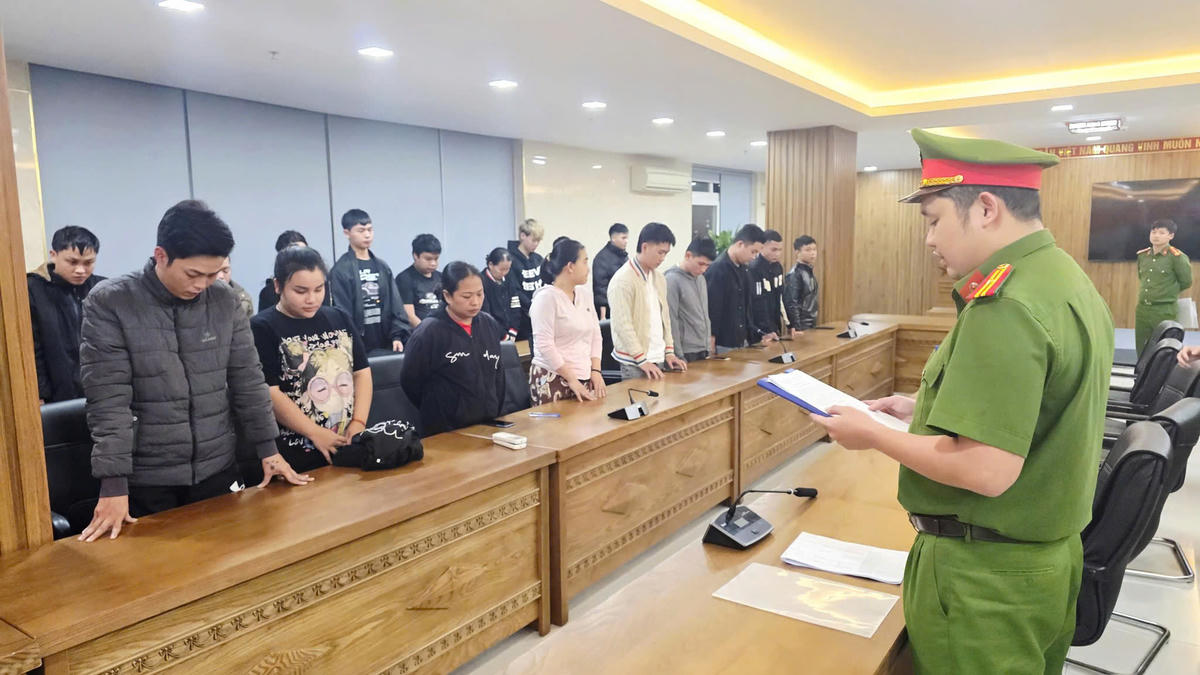 Lực lượng Công an đọc quyết định bắt các đối tượng. Ảnh: CV.