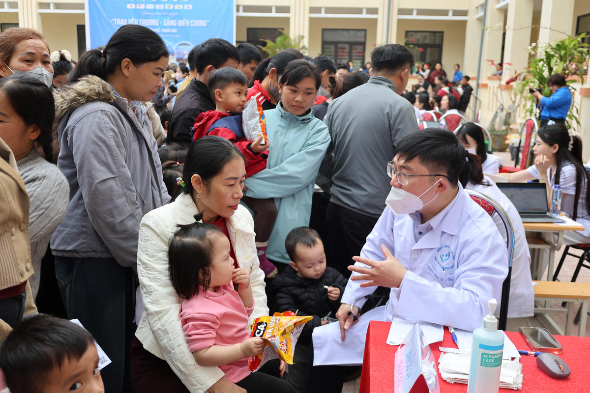 Bác sĩ thăm khám, tư vấn về chăm sóc sức khoẻ trẻ em cho người dân.