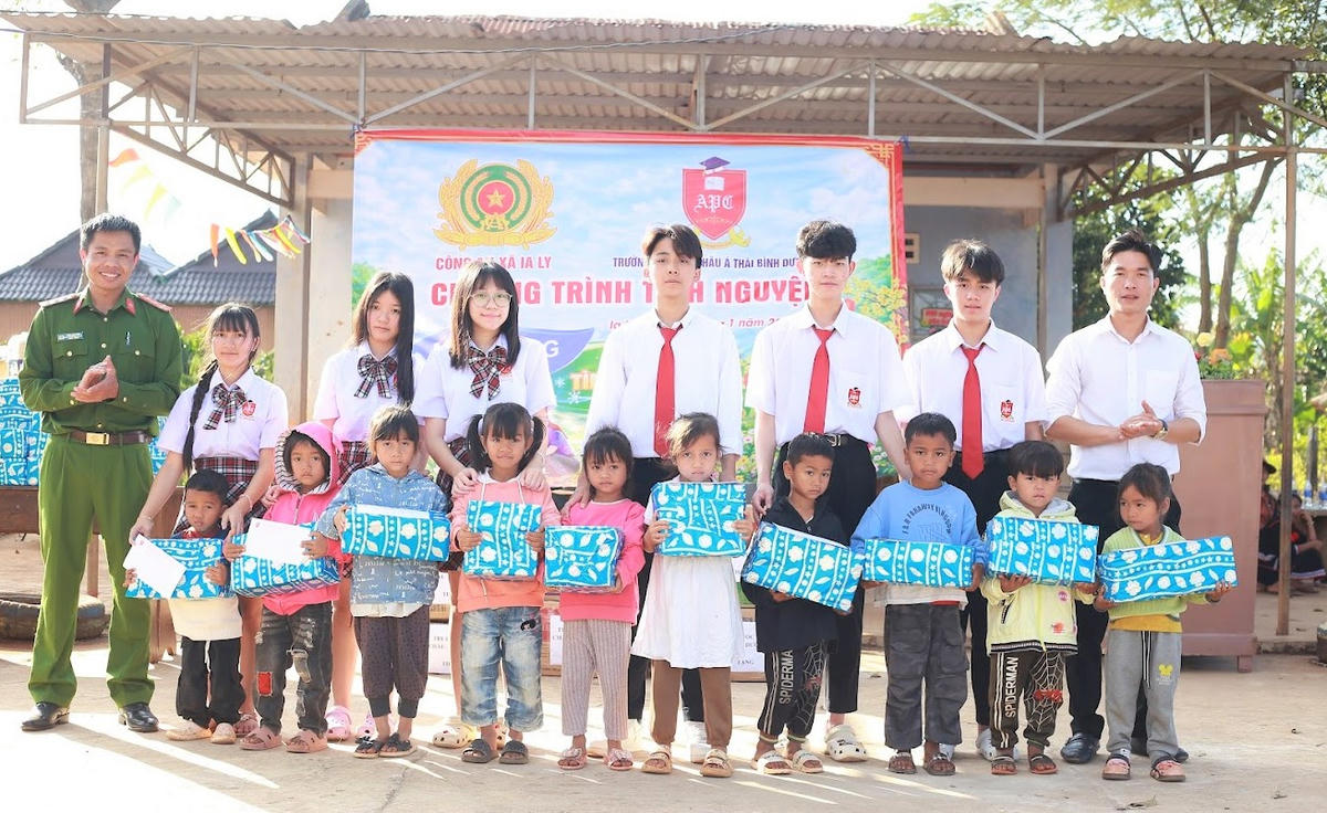 Trường Quốc tế Châu Á Thái Bình Dương Gia Lai tặng quà cho học sinh khó khăn. Ảnh: CV.