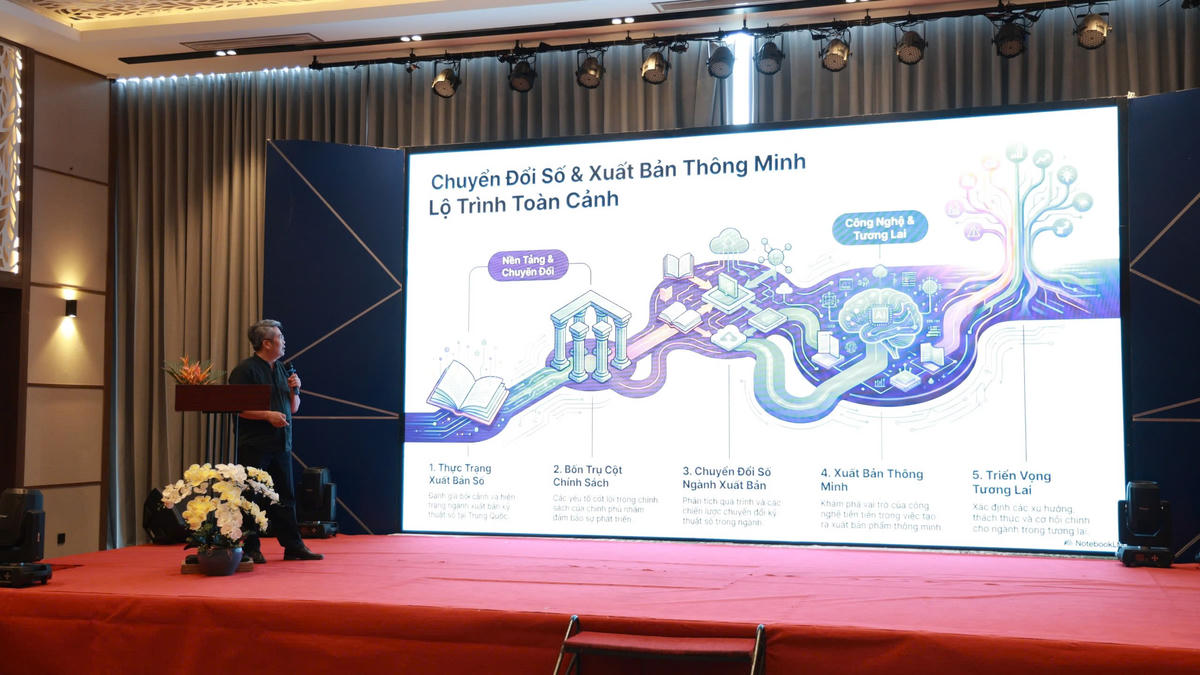 Ông Phạm Quỳnh - Phó Tổng biên tập NXBGDVN giới thiệu mô hình Chuyển đổi số trong một buổi tập huấn về phát triển khoa học, công nghệ.