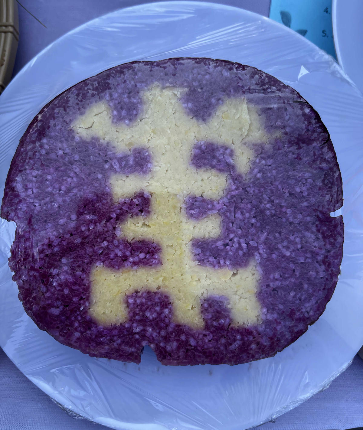 Bánh Tét có hình chữ Thọ được gói bằng nếp lá cẩm không thể thiếu trong ngày Tết. Ảnh: Quốc Trung