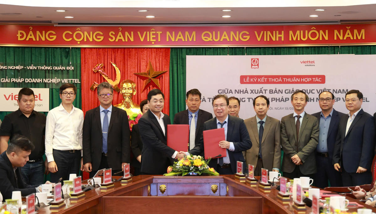 NXBGDVN và Tổng Công ty Giải pháp Doanh nghiệp Viettel trao đổi văn bản thoả thuận hợp tác giữa hai đơn vị.