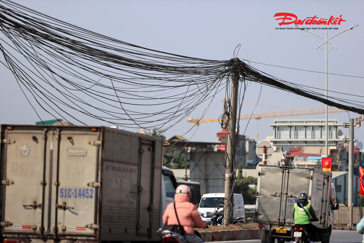 Ban quản lý dự án đang chỉ đạo các đơn vị chủ sở hữu đường dây thông tin, viễn thông khẩn trương hạ ngầm vào hào kỹ thuật, chủ động thanh thải di chuyển các đường dây tại dải phân cách giữa, thu hồi cột bê tông bảo đảm an toàn giao thông và mỹ quan đô thị, dự kiến hoàn thành trước ngày 19/1.