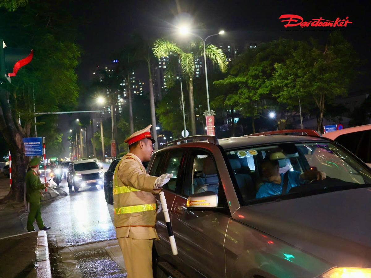 Trong quá trình diễn tập, các phương án phân luồng giao thông từ xa, phân luồng linh hoạt tại khu vực tổ chức Chương trình được triển khai đồng bộ; lực lượng Cảnh sát giao thông bố trí tại các nút giao thông trọng yếu, chủ động điều tiết, hướng dẫn các phương tiện lưu thông theo đúng phương án đã xây dựng, không để xảy ra ùn tắc, xung đột giao thông. Các tình huống giả định phát sinh trong điều kiện đông người, đông phương tiện được xử lý kịp thời, đúng quy trình, bảo đảm an toàn tuyệt đối.