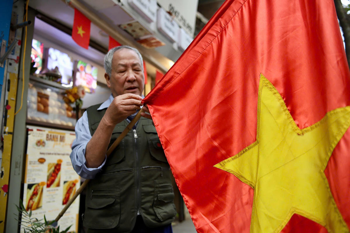 Người dân treo cờ chào mừng Đại hội. Ảnh: Lê Khánh.