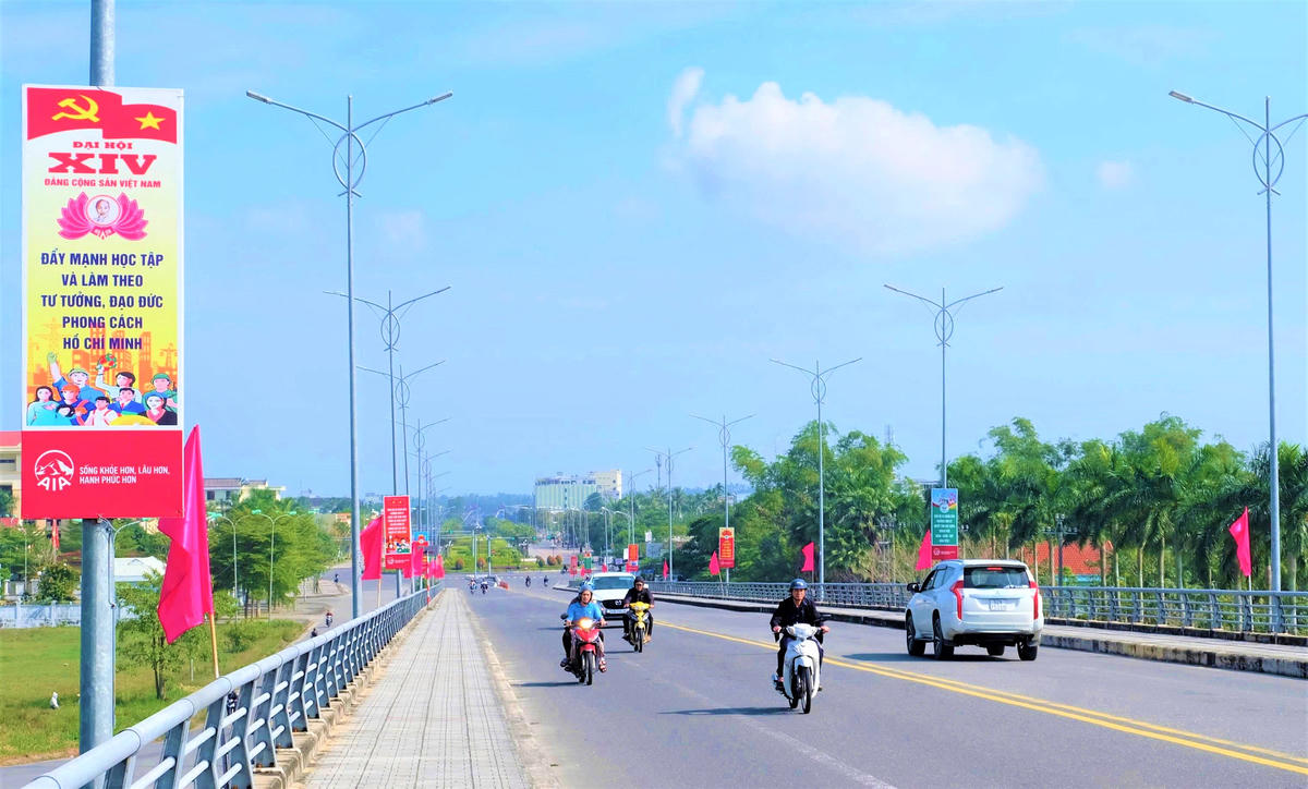 Cầu đường Điện Biên Phủ, phường Tam Kỳ lắp đặt các khẩu hiệu chào mừng Đại hội đại biểu quốc lần thứ XIV của Đảng. Ảnh: Tấn Thành.