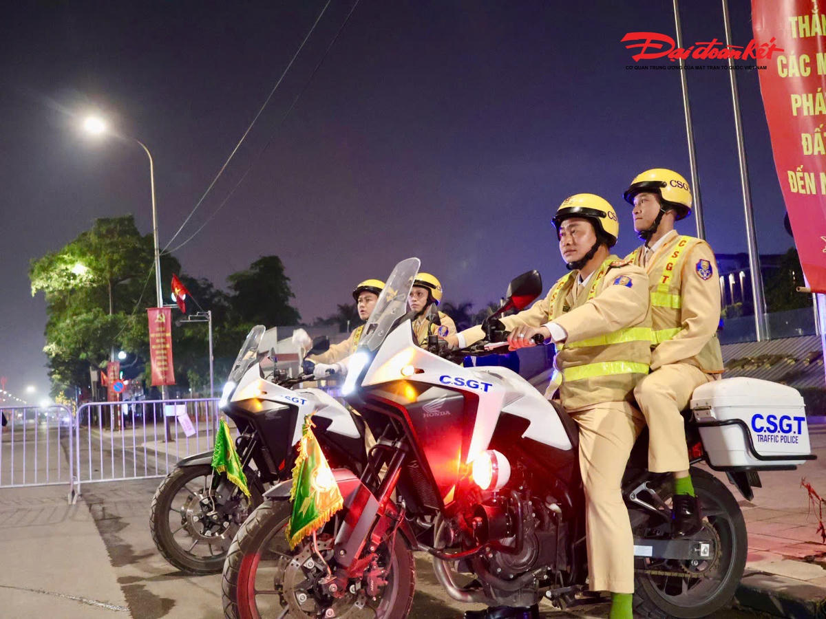 Các tổ tuần tra lưu động bảo đảm TTATGT quanh khu vực diễn ra sự kiện.