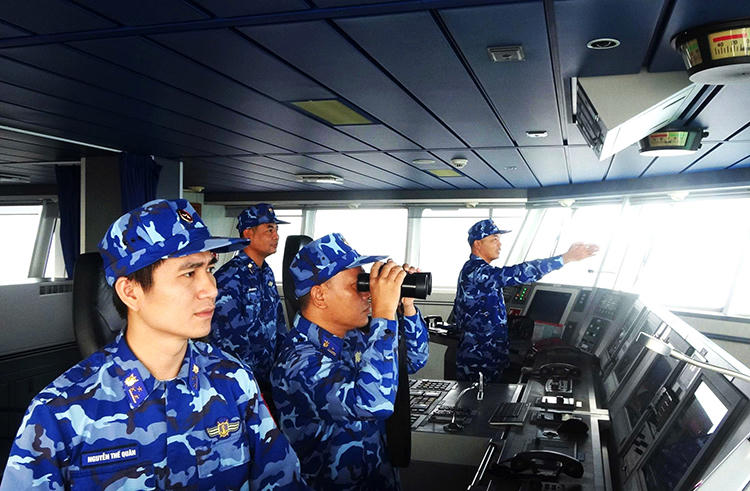 Cán bộ, chiến sĩ tàu Cảnh sát biển 8001 làm nhiệm vụ trên biển. Ảnh: Đ.Định.