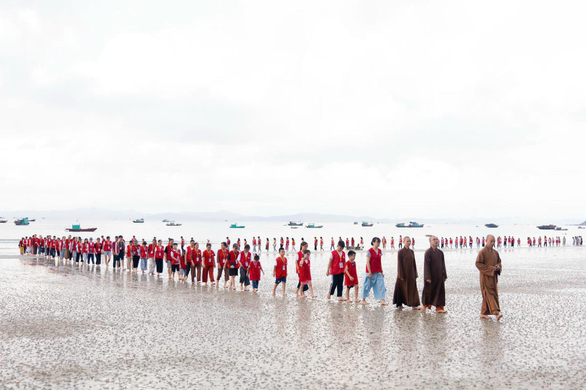Các Tăng ni, phật tử Chùa Trúc Lâm Cô Tô tích cực tham gia các hoạt động bảo vệ môi trường, góp phần gìn giữ cảnh quan xanh – sạch – đẹp trên đảo