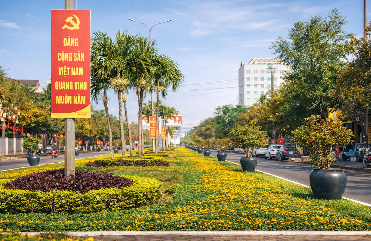 Tuyến đường Hùng Vương, phường Tam Kỳ trang trí khẩu hiệu, băng rôn chào mừng Đại hội đại biểu toàn quốc lần thứ XIV của Đảng. Ảnh: Chí Đại.