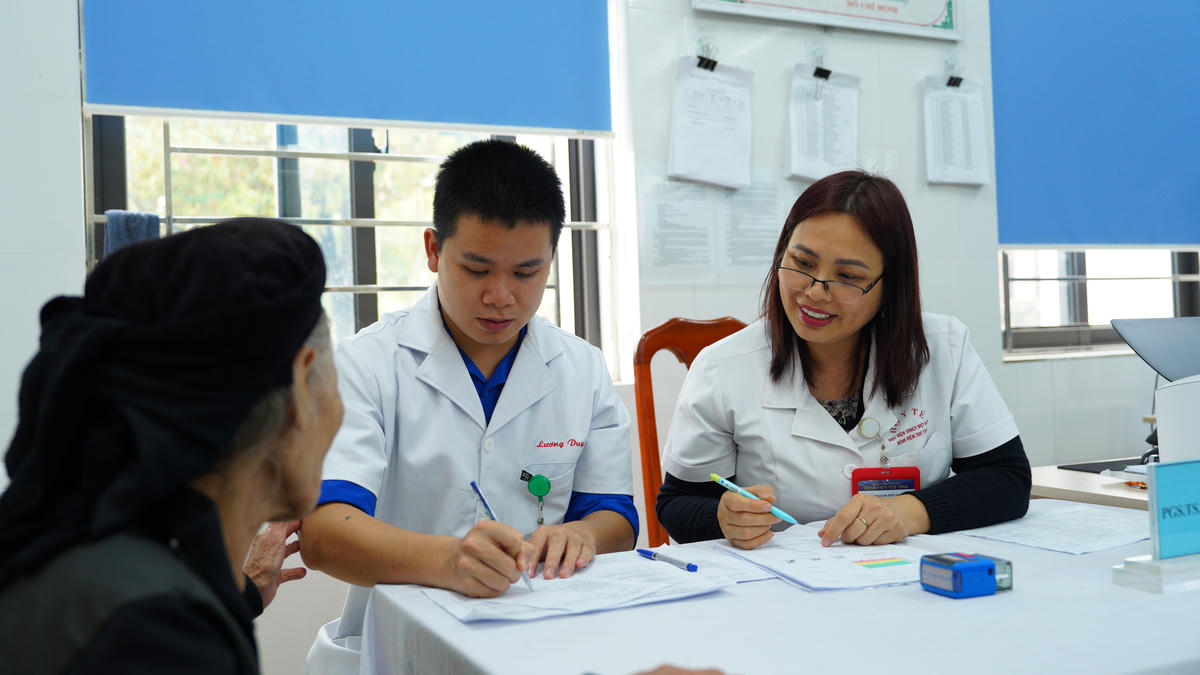 Sinh viên Y - Dược học cổ truyền chung tay chăm sóc sức khoẻ cộng đồng