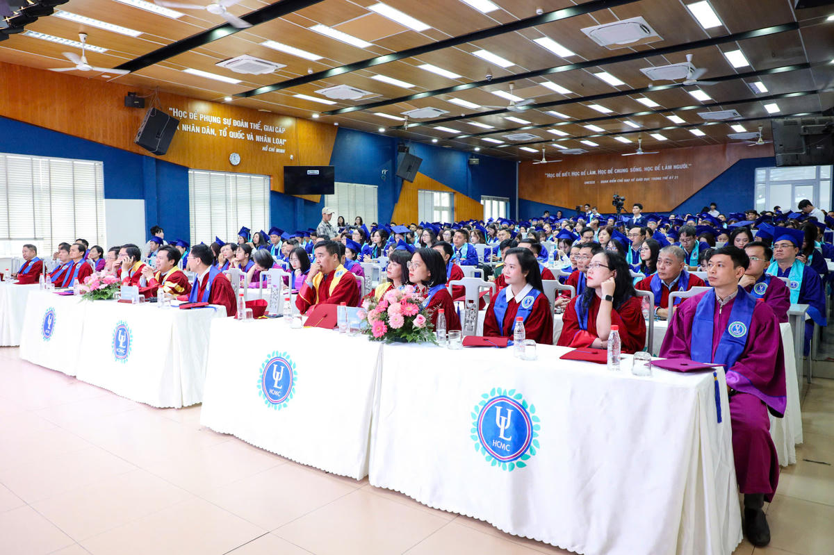 Quang cảnh lễ trao bằng tốt nghiệp. Ảnh: T.L