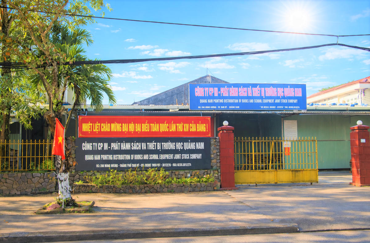 Doanh nghiệp trên địa bàn phường Tam Kỳ reo băng rôn chào mừng Đại hội đại biểu toàn quốc lần thứ XIV của Đảng. Ảnh: Tấn Thành.