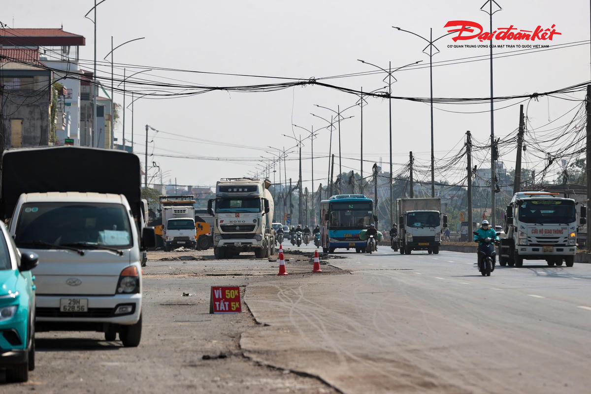 Tuy nhiên, sau nhiều năm đình trệ do vướng mắc giải phóng mặt bằng, dự án được thi công trở lại từ cuối năm 2024. Đến nay, toàn bộ 4 gói thầu xây lắp đã thi công cơ bản xong và đã được thông xe kỹ thuật từ ngày 31/12/2025, bảo đảm an toàn cho người và phương tiện tham gia giao thông thông suốt.