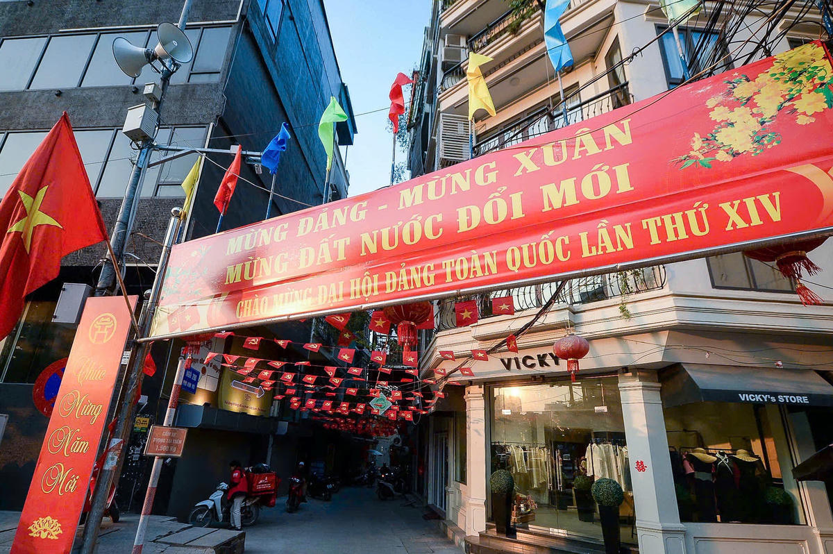 Đường phố Hà Nội được trang trí cờ hoa lộng lẫy chào mừng Đại hội. 	Ảnh: Lê Khánh.