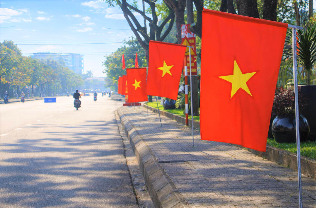 Tuyến đường Nguyễn Chí Thanh, phường Bàn Thạch rực rỡ cờ Tổ quốc chào mừng Đại hội đại biểu toàn quốc lần thứ XIV của Đảng. Ảnh: Chí Đại.