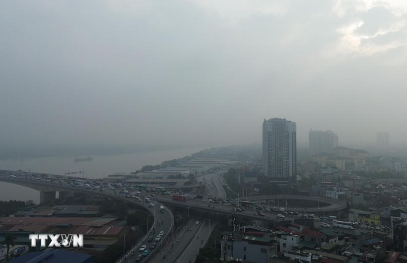 Tại Thành phố Hà Nội, nhiệt độ thấp nhất phổ biến 18-20 độ C, cao nhất 24-26 độ C. Thời tiết nhiều mây, không mưa; sáng sớm có sương mù nhẹ, trưa chiều giảm mây trời nắng. (Ảnh: Phan Phương/TTXVN).