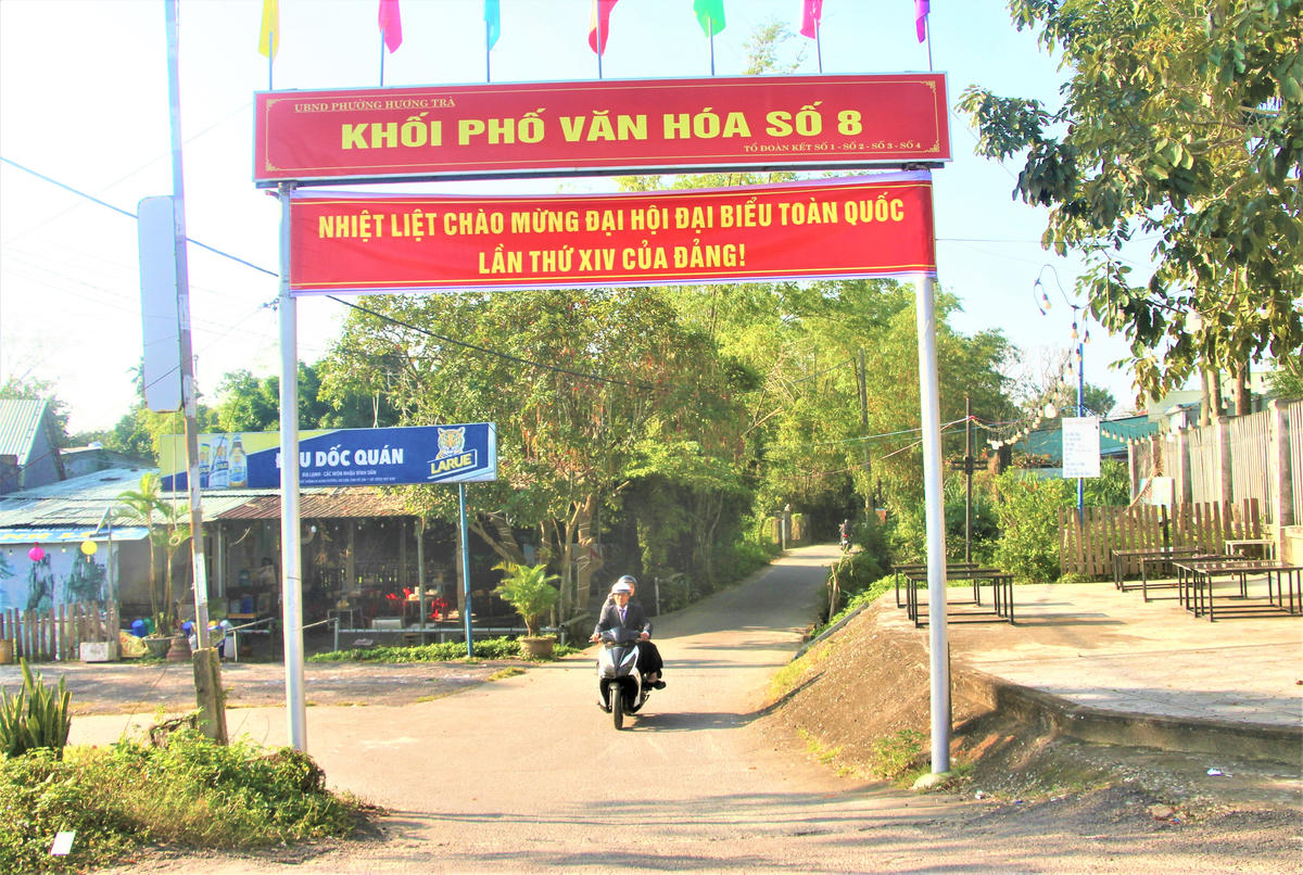 Khu dân cư ở phường Hương Trà, TP Đà Nẵng treo băng rôn chào mừng Đại hội đại biểu toàn quốc lần thứ XIV của Đảng. Ảnh: Nguyễn Tín.