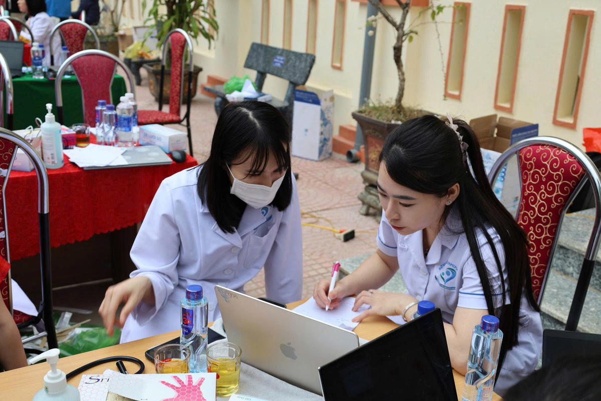 Thăm khám miễn phí cho gần 1.000 trẻ em ở xã miền núi Thanh Hoá