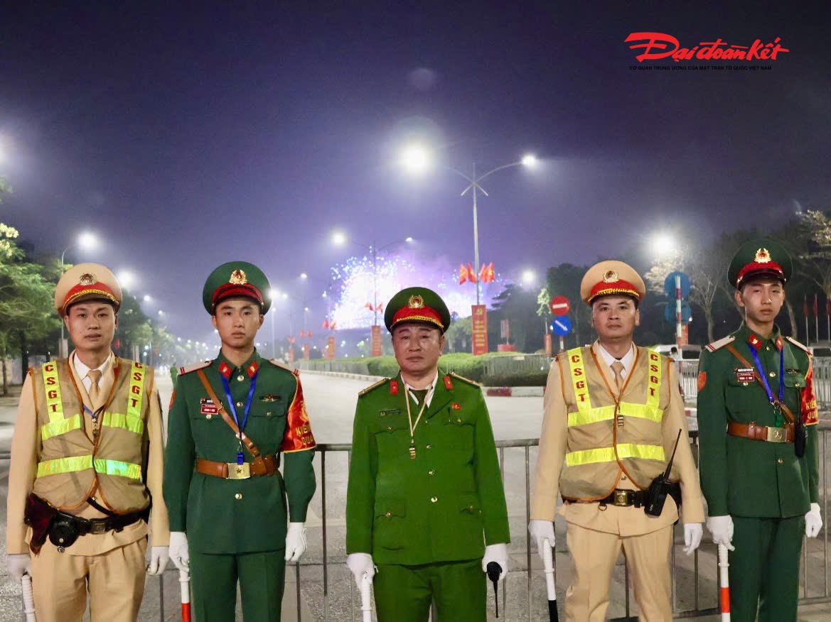 Xác định Chương trình nghệ thuật đặc biệt chào mừng thành công Đại hội XIV của Đảng là sự kiện chính trị, văn hóa có ý nghĩa quan trọng, quy mô lớn, thu hút sự quan tâm của đông đảo Nhân dân, Công an TP Hà Nội đã chủ động xây dựng và tổ chức diễn tập phương án tổng thể bảo đảm an ninh, trật tự, trong đó công tác bảo đảm trật tự, an toàn giao thông được đặt ra yêu cầu cao nhất.. 