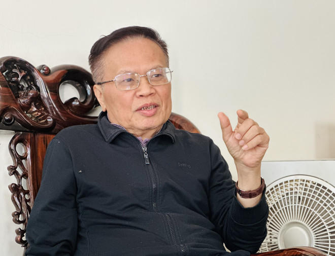 Tiến sỹ kinh tế Nguyễn Đình Cung, nguyên Viện trưởng Viện Nghiên cứu quản lý kinh tế Trung ương trả lời phỏng vấn của phóng viên TTXVN về những cải cách kinh tế trong 40 năm qua. (Ảnh: Việt Đức/TTXVN)