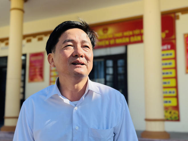 Ông Ngô Xuân Quang, Phó Chủ tịch Ủy ban Nhân dân xã Nhân Hà, tỉnh Ninh Bình chia sẻ với phóng viên TTXVN về giai đoạn địa phương cùng đất nước chuyển mình Đổi mới. (Ảnh: Việt Đức/TTXVN)