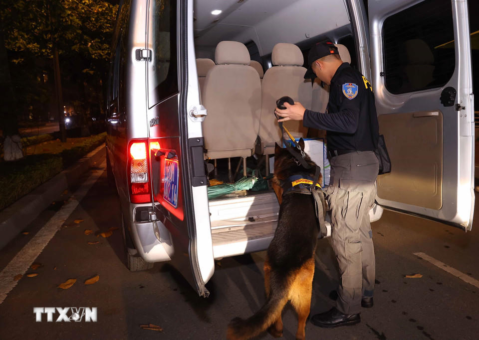 Lực lượng an ninh kiểm tra toàn bộ các phương tiện vào Trung tâm Hội nghị Quốc gia. (Ảnh: TTXVN)