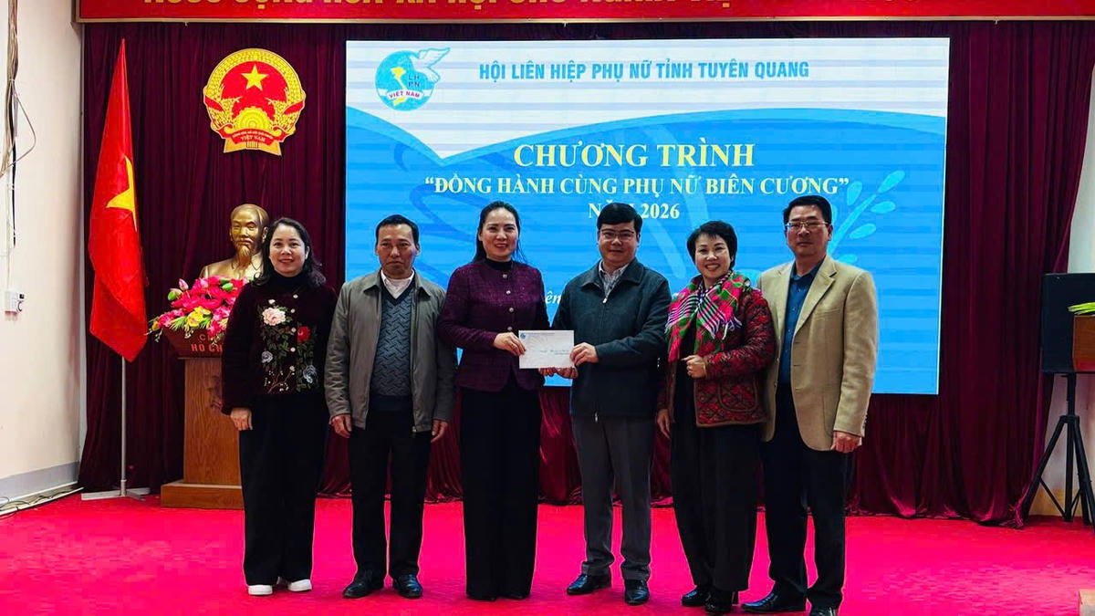 Hội LHPN tỉnh Tuyên Quang thăm, tặng quà cho xã Minh Tân. Ảnh: X.T