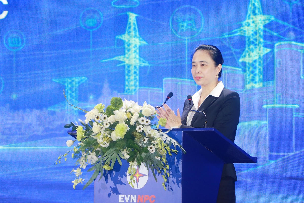 Bà Đỗ Nguyệt Ánh - Bí thư Đảng ủy, Chủ tịch Hội đồng thành viên EVNNPC phát biểu tại Hội nghị