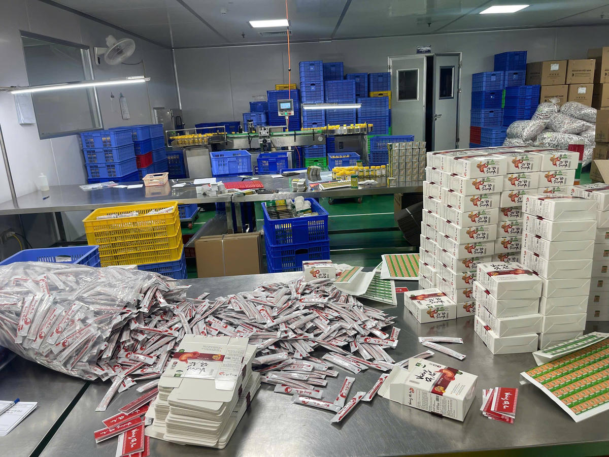 Các phẩm bổ sung collagen, vitamin, thuốc bổ xương khớp, tiêu hóa… là hàng giả. Ảnh: ANTV Lào Cai.