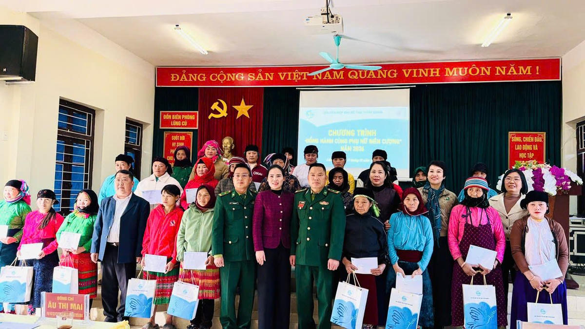 Lãnh đạo Hội LHPN tỉnh Tuyên Quang cùng đồn biên phòng Lũng Cú tặng quà cho hội viên phụ nữ xã Lũng Cú. Ảnh: X.T