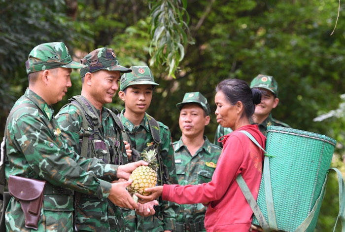 Tình cảm của đồng bào dân tộc Vân Kiều, xã Lao Bảo ( tỉnh Quảng Trị) dành tặng cán bộ, chiến sĩ Đồn Biên phòng Cửa khẩu quốc tế Lao Bảo trên đường tuần tra - Ảnh: Báo Quân đội nhân dân.