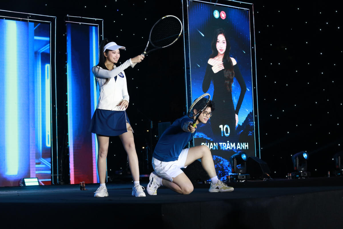 Các thí sinh trong bộ trang phục trình diễn thể thao.