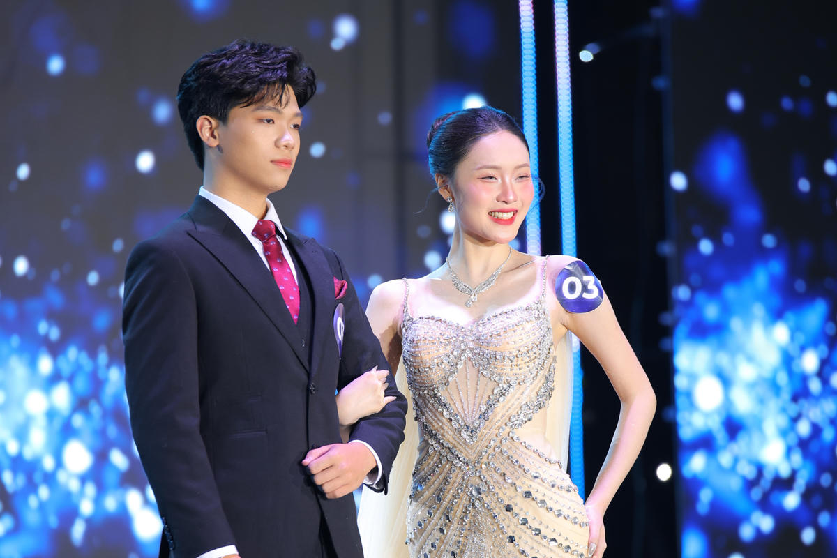 Các thí sinh duyên dáng trong phần trình diễn trang phục Dạ hội.