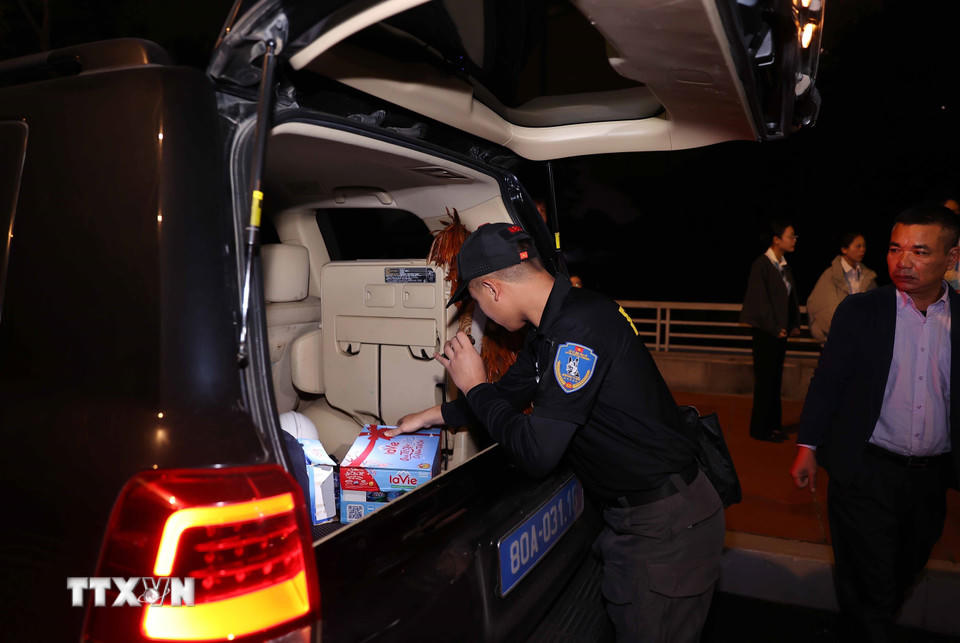 Lực lượng an ninh kiểm tra toàn bộ các phương tiện vào Trung tâm Hội nghị Quốc gia. (Ảnh: TTXVN)