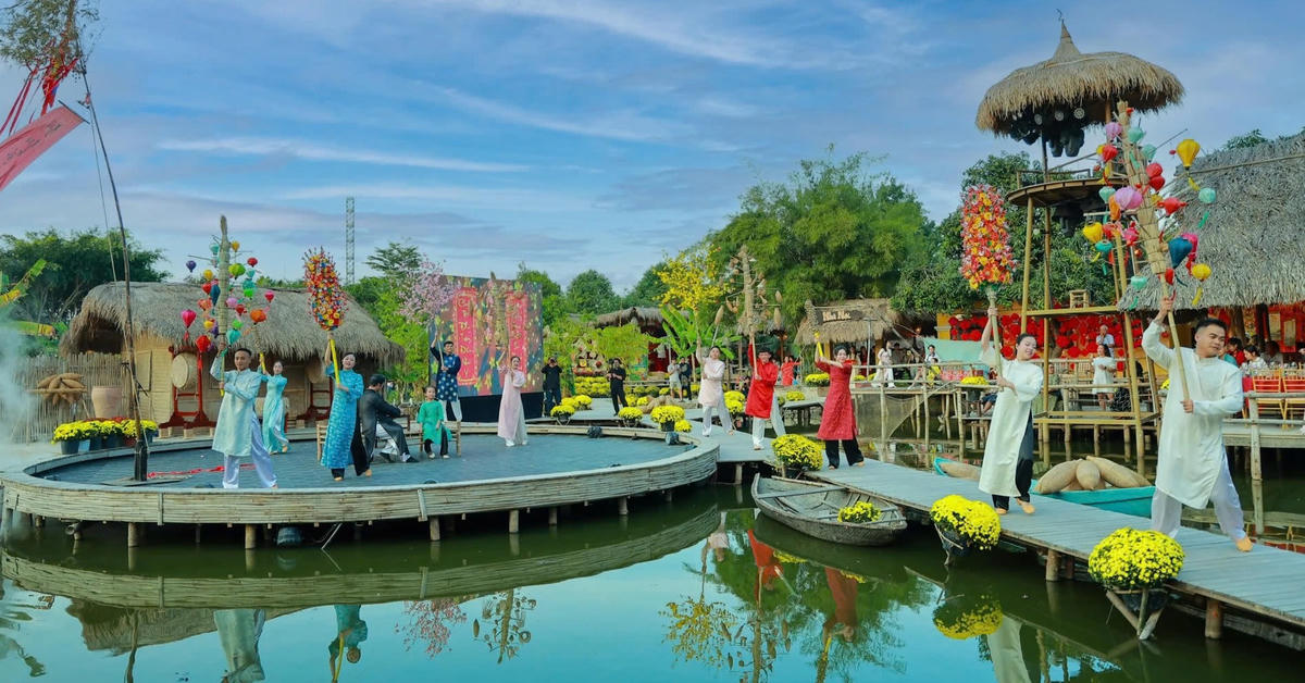 Sân khấu Nha Trang Xưa mang đến những tiết mục văn nghệ nhiều màu sắc. (ảnh X.H)