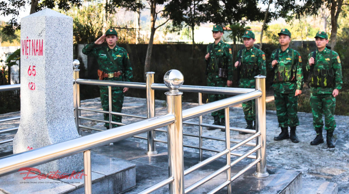 Các chiến sĩ tuần tra, bảo vệ tại mốc giới 65.