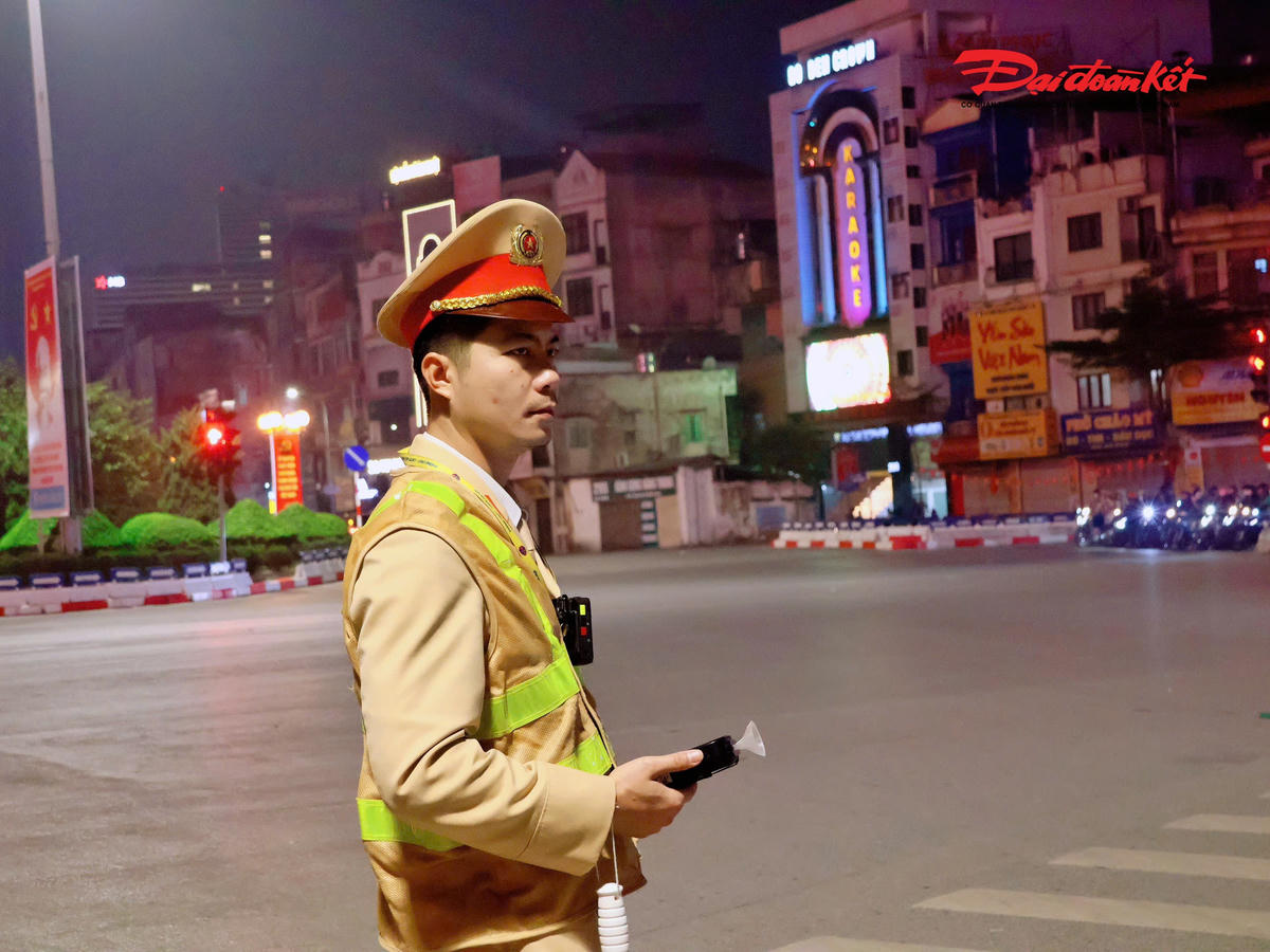 Đến 22 giờ 30 phút cùng ngày, tại nút giao Xã Đàn – La Thành, phường Văn Miếu – Quốc Tử Giám, tổ công tác Đội Cảnh sát giao thông đường bộ số 3 tiếp tục duy trì kiểm soát nồng độ cồn đối với người điều khiển phương tiện tham gia giao thông.