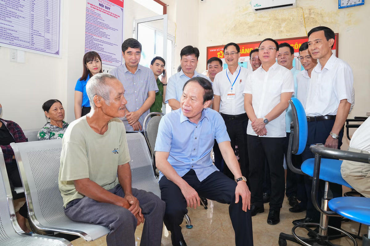 Bí thư Thành uỷ Hải Phòng Lê Tiến Châu trò chuyện với người dân tại Trung tâm phục vụ hành chính công xã Vĩnh Hải, TP Hải Phòng. Ảnh: Đàm Thanh. 