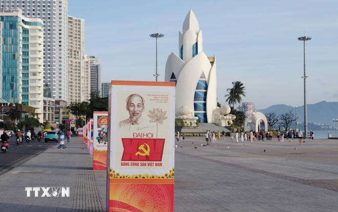 Panô tuyên truyền về Đại hội đại biểu toàn quốc lần thứ XIV của Đảng được trưng bày ở khu vực Quảng trường 2 tháng 4 (phường Nha Trang, Khánh Hòa). (Ảnh: Nguyễn Thành/TTXVN)