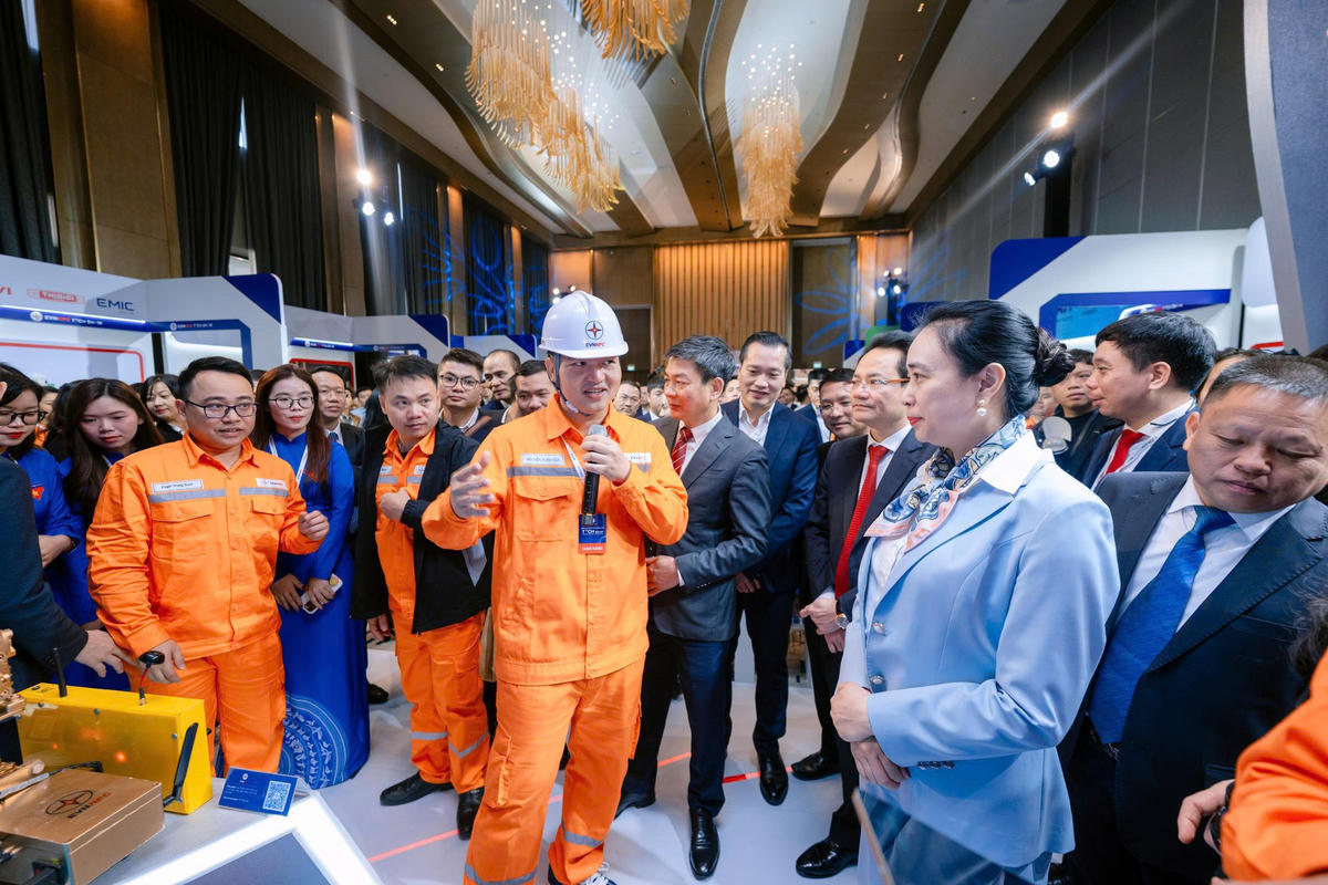 Các đại biểu EVNNPC và đối tác, khách hàng tham quan các gian hàng tại Triển lãm Techshow EVNNPC 2026.