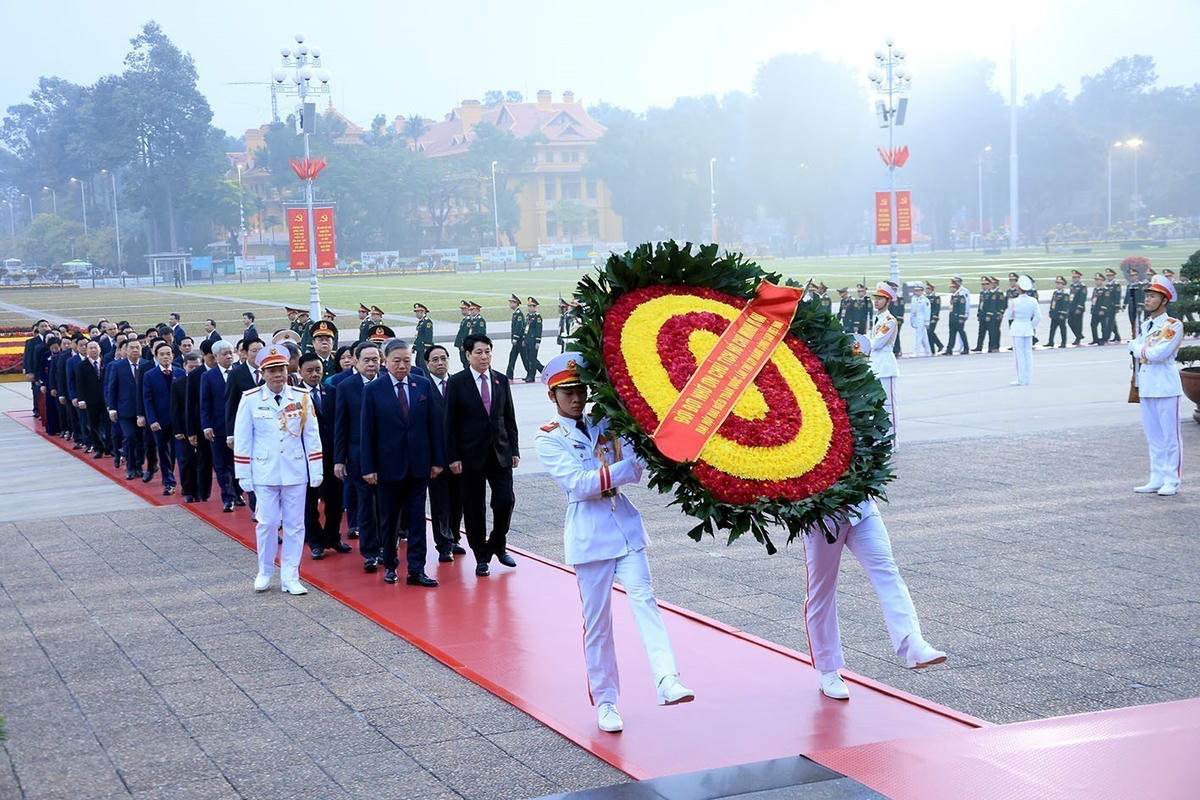 Đoàn đại biểu vào Lăng viếng Chủ tịch Hồ Chí Minh trước phiên họp trù bị.