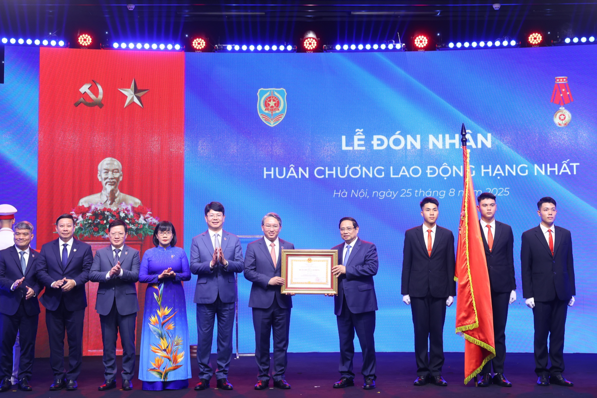 Thủ tướng Phạm Minh Chính trao Huân chương Lao động hạng Nhất cho ngành Tư pháp.