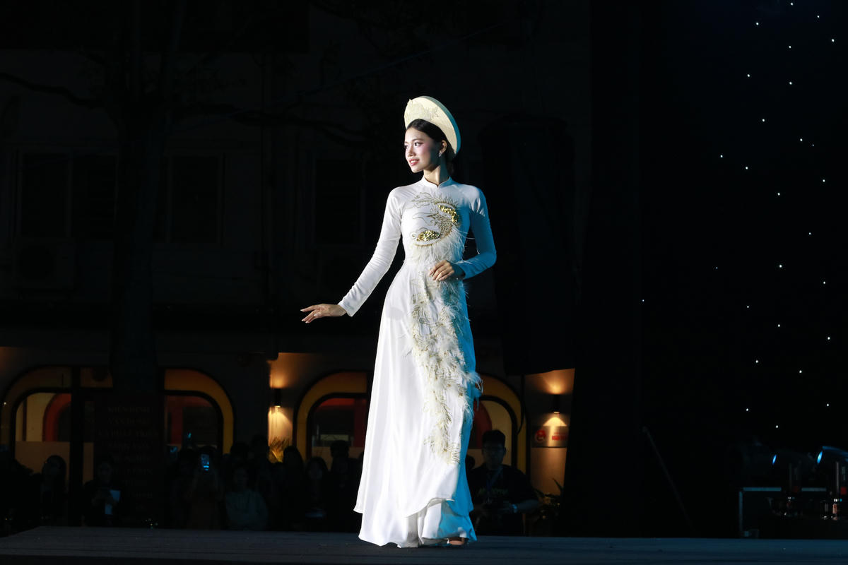 Phần thi trình diễn Áo dài đến từ 12 nữ sinh trong Đêm Chung kết.